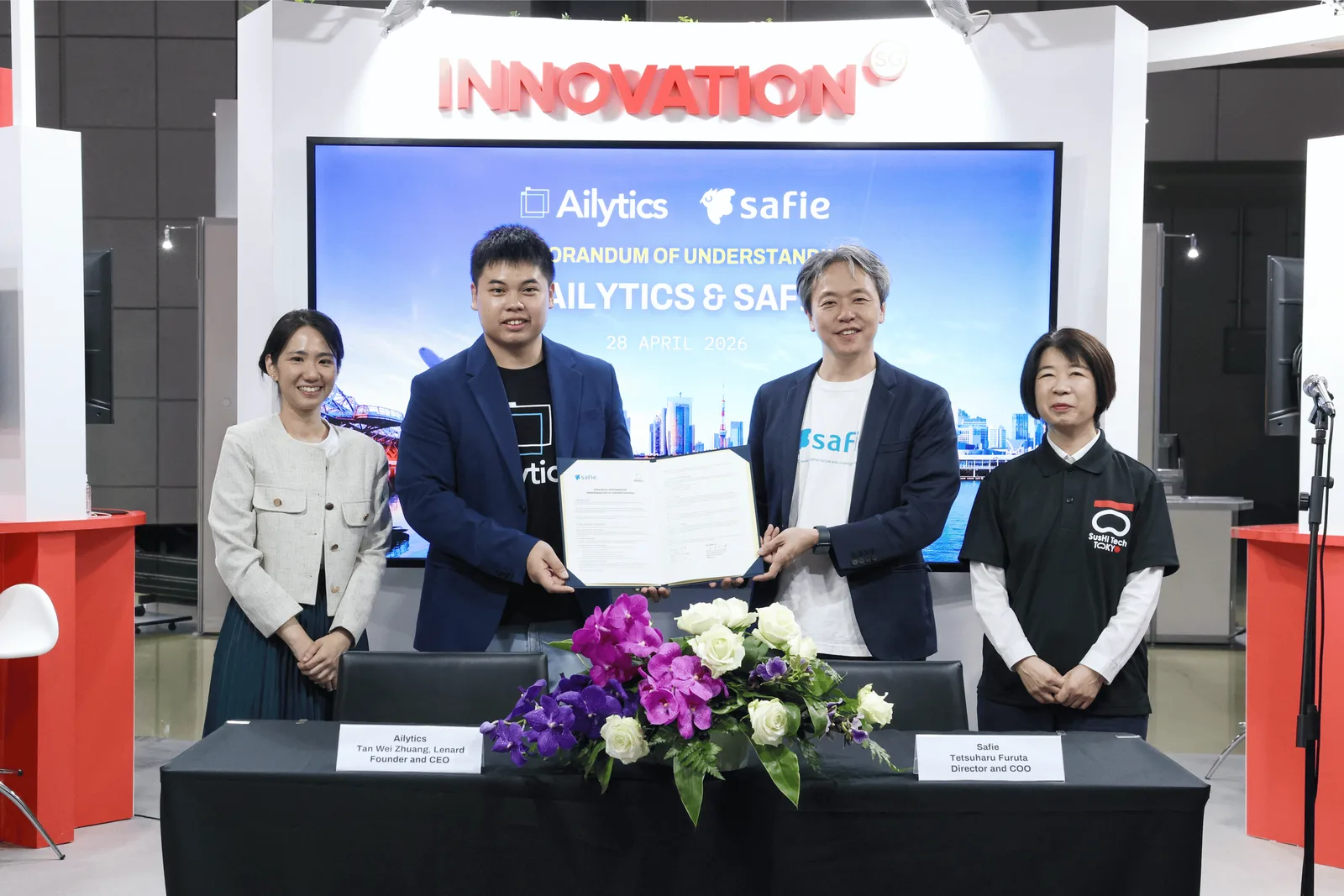 Tan Wei Zhuang, CEO of Ailytics, and Tetsuharu Furuta, Director and COO of Safie, at the MOU signing
